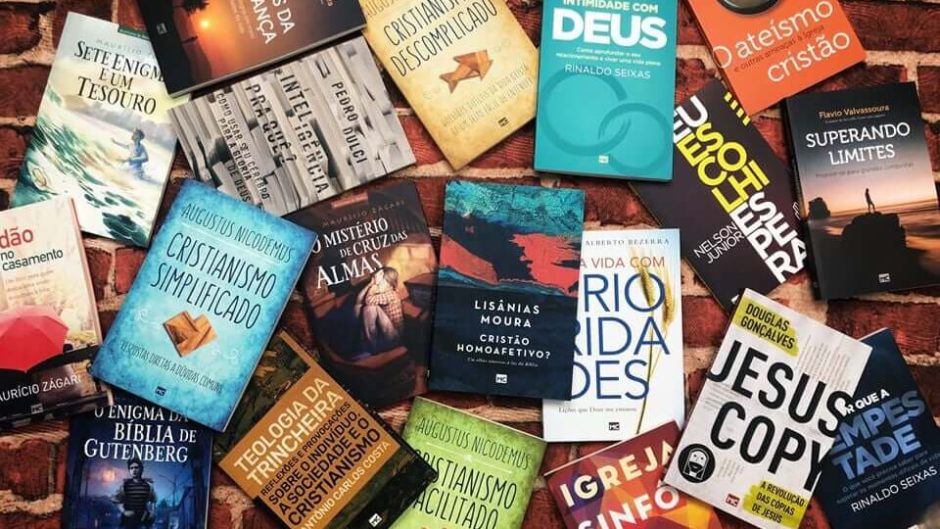 Diversos livros cristãos