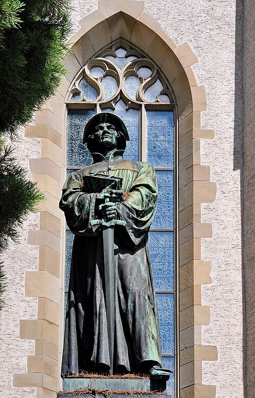 Estátua de Ulrico Zuínglio em frente à igreja Wasserkirche em Zurique