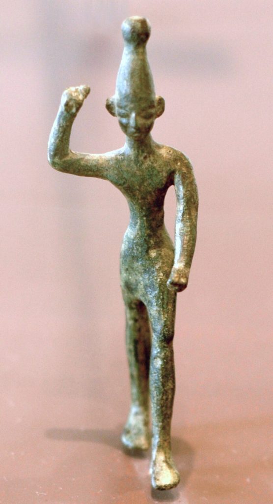 Estátua de bronze de Baal, datada dos séculos XIV–XII a.C., encontrada em Ras Shamra (antiga Ugarite), perto da costa da Fenícia. Museu do Louvre