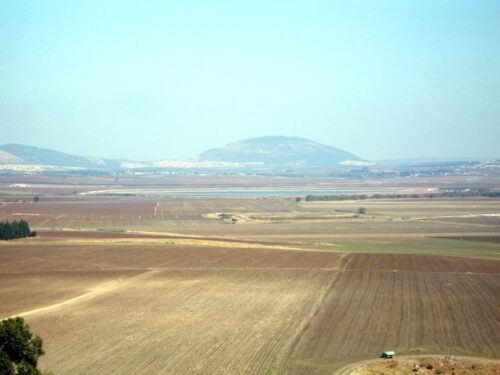 Foto do Vale de Jezreel e o Monte Tabor ao fundo