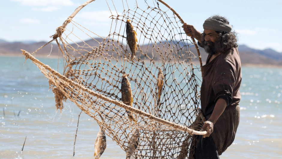 Foto de homem pescando no mar da Galileia, rio Jordão