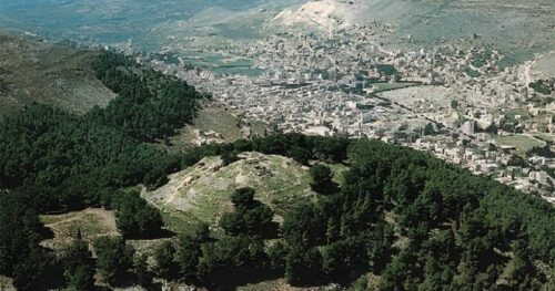 Foto do monte Gerizim e sua floresta, com a cidade de Nablus e o monte Ebal ao fundo