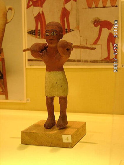 Estatueta funerária (ushabti) de escravo, originário de uma tumba do período do Antigo Reino. Museu de Belas Artes (Budapeste)