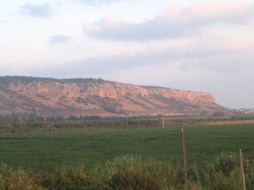 Foto da Ponta sul do Monte Carmelo ao pôr do sol, visto da entrada do Kibutz Ma'agan Michael