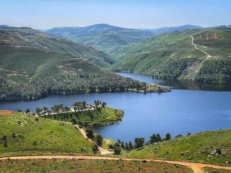 Foto aérea da barragem e da reserva de King Talal
