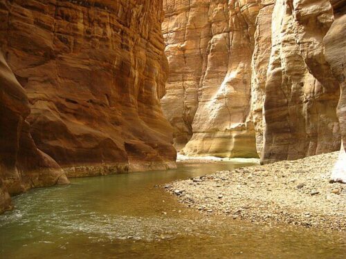 Foto de um desfiladeiro da reserva de Wadi Mujib