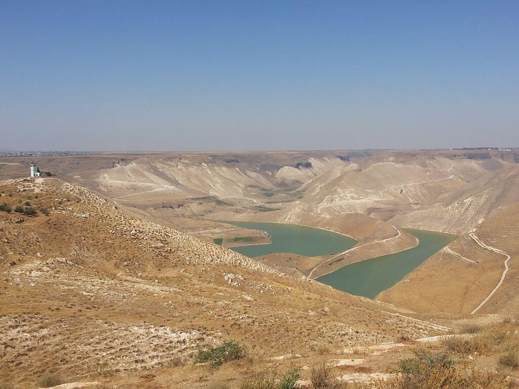 Foto da Barragem de Al-Wehda. Construída sobre o rio Jarmuque