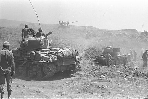 Tanques israelenses nas colinas de Golã, em 1967, durante a Guerra dos Seis Dias. Perto do rio Jarmuque