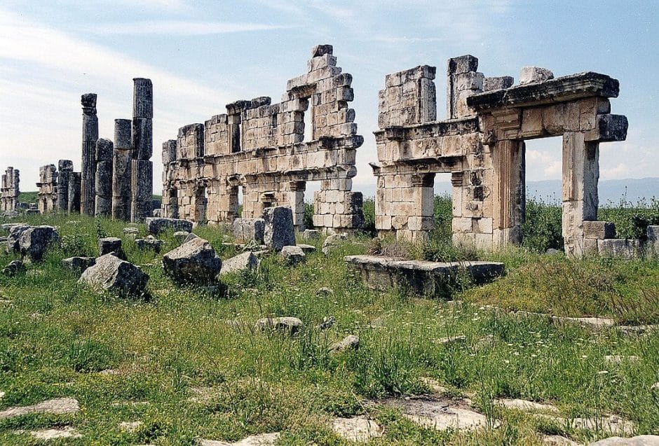 Foto de ruínas de casas e lojas ao longo da rua Colonnade, Apamea em 2002