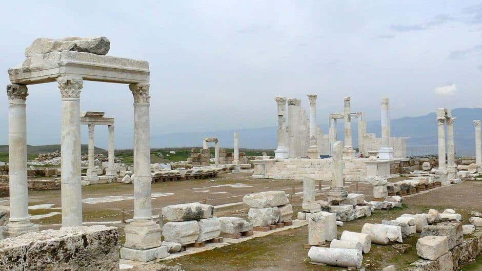 Ruínas de um antigo templo grego na cidade de Laodiceia