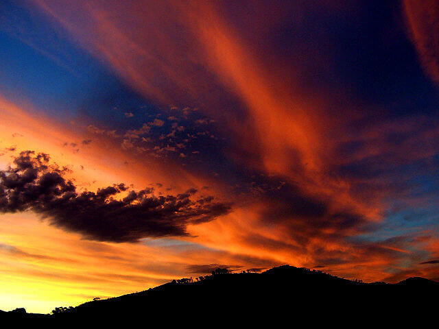 Céu com nuvens durante o pôr do Sol. Representação do firmamento