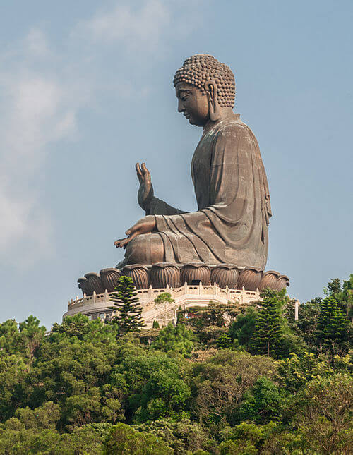A estatua do Tian Tan Buda no monasterio Po Lin na ilha de Lantau em Hong Kong A estátua do Tian Tan Buda, no monastério Po Lin, na ilha de Lantau, em Hong Kong