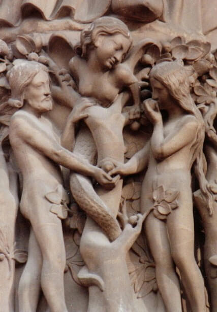 Adao e Eva e a serpente do Paraiso na entrada da Catedral Notre Dame em Paris Adão e Eva, e a serpente do Paraíso na entrada da Catedral Notre Dame, em Paris