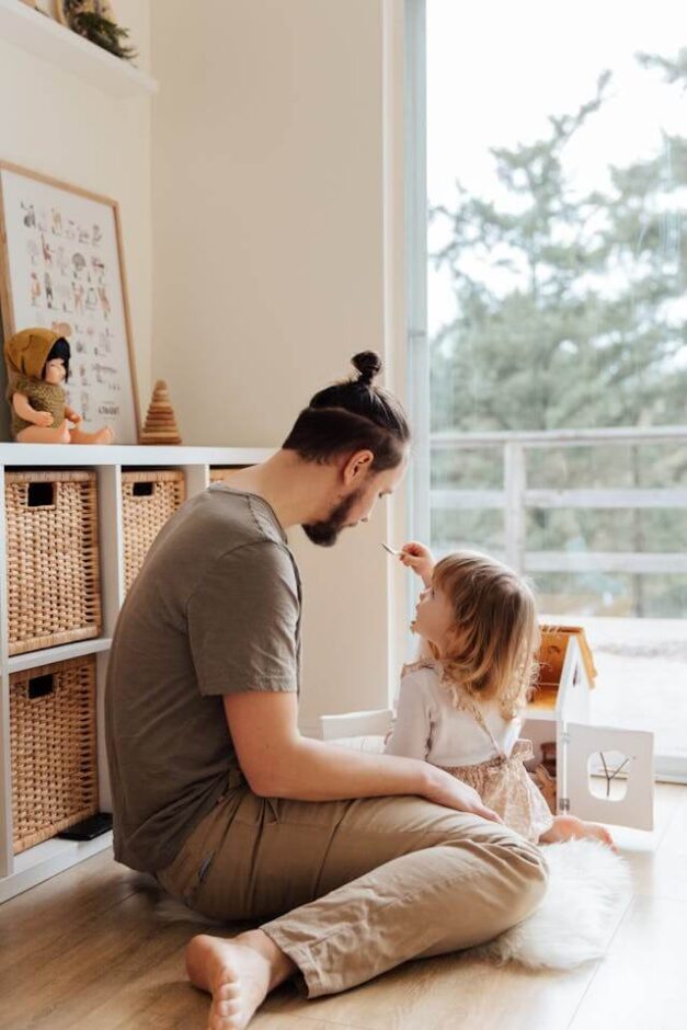 Pai e filha brincando Pai e filha brincando: Honrar pai e mãe na vida adulta