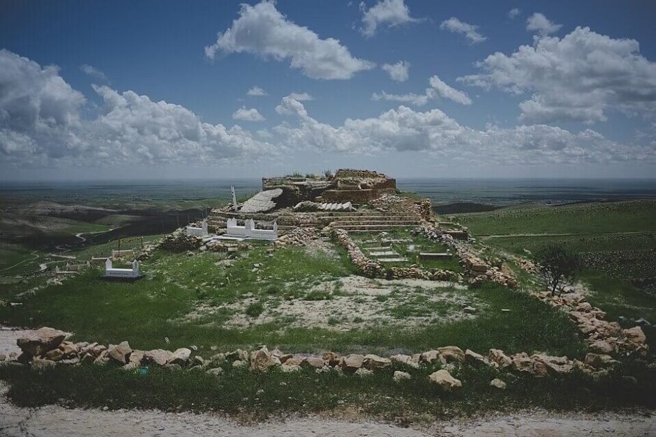 Santuário Yazidi de Mame Reshan, parcialmente destruído pelo Daexe, nas montanhas Sinjar