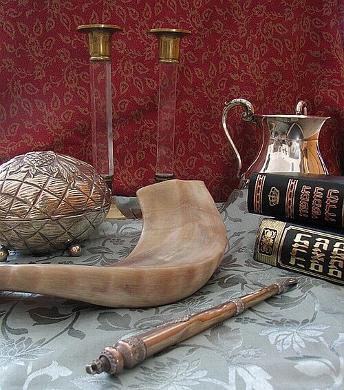 Simbolos do judaismo em sentido horario casticais do Shabat calice de lavagem das maos Chumash e Tanakh ponteiro da Tora shofar e caixa de etrog Símbolos do judaísmo (em sentido horário) castiçais do Shabat, cálice de lavagem das mãos, Chumash e Tanakh, ponteiro da Torá, shofar e caixa de etrog.
