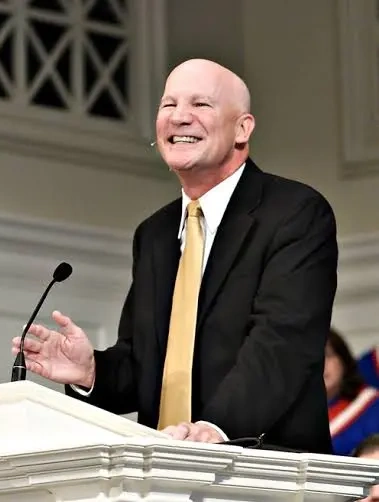 Foto de C. J. Mahaney ministrando