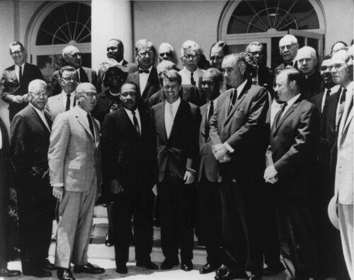 Lyndon B. Johnson e Robert F. Kennedy com líderes dos movimentos civis, 22 de junho de 1963