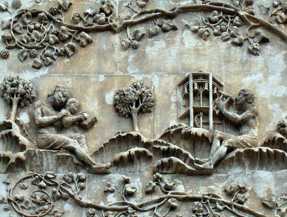 O baixo-relevo de mármore na Catedral de Orvieto retrata Naamah como professora de leitura, enquanto seu meio-irmão Jubal é um pai de músico