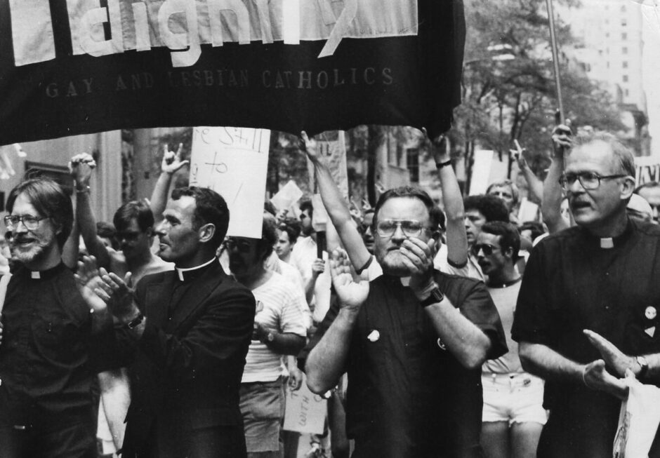 Padre John J. McNeill entre manifestantes da comunidade LGBTQIA+