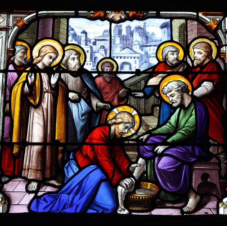 Jesus lavando os pés dos discípulos. Lava-pés. Vitral na Igreja de Saint-Aignan em Chartres, na França.