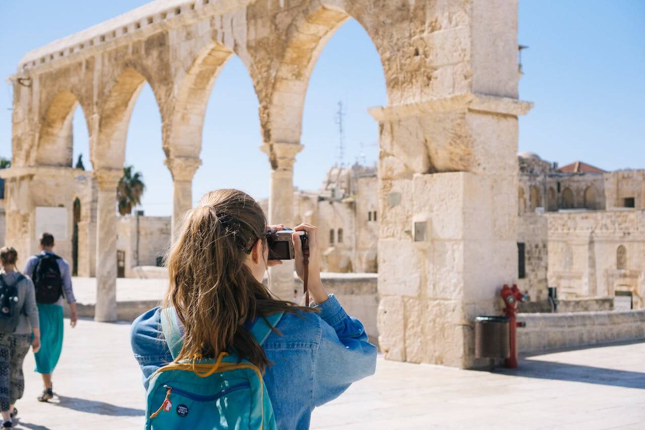 Mulher Tirando Fotos De Ruínas em Israel